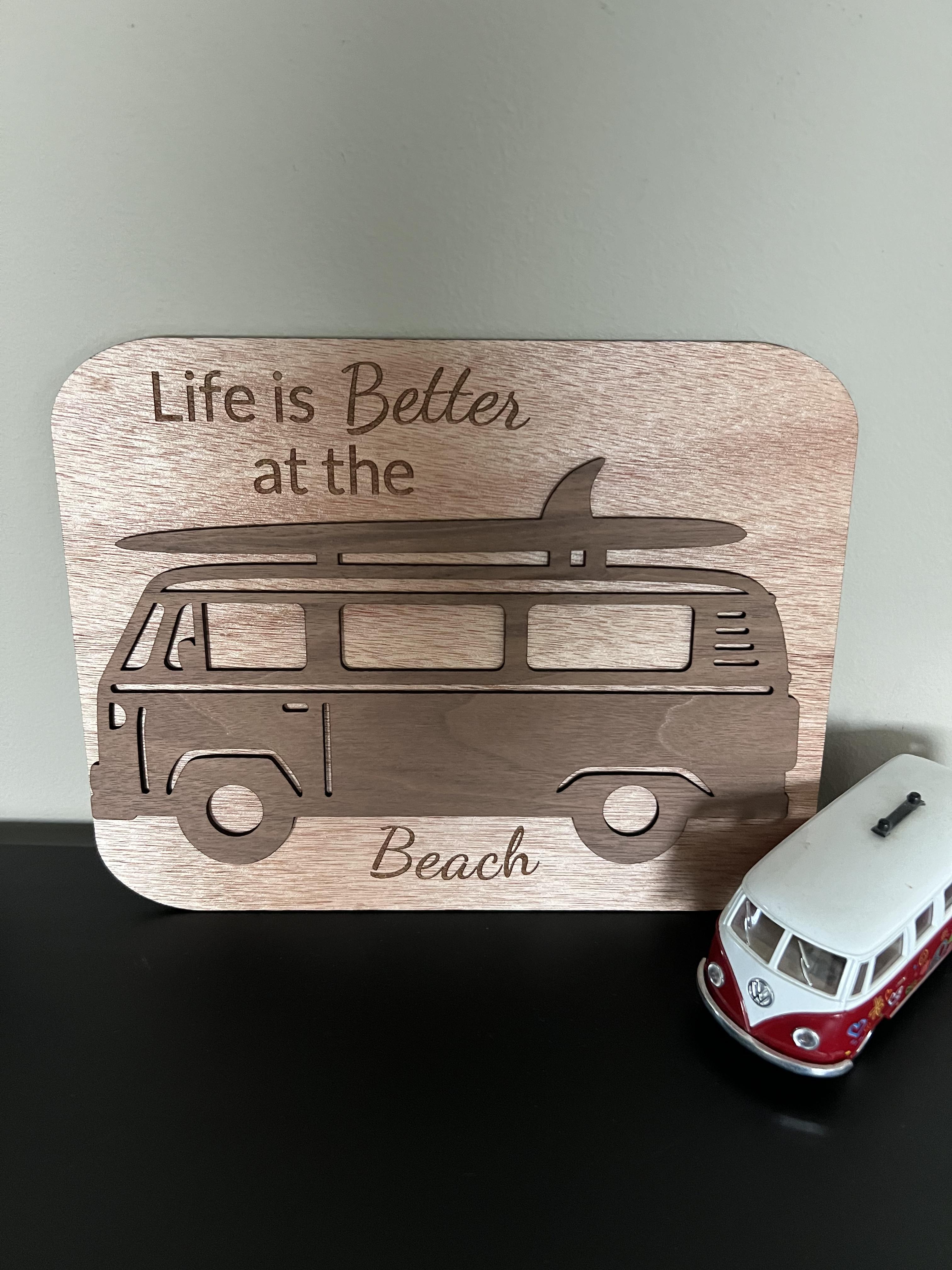 Van skilt med teksten : Life is better at the beach