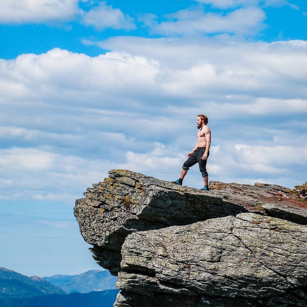 Norske skuespilleren, Vegard Heggelund står på toppen Himakånå som henger over Lysevatnet, Hordaland