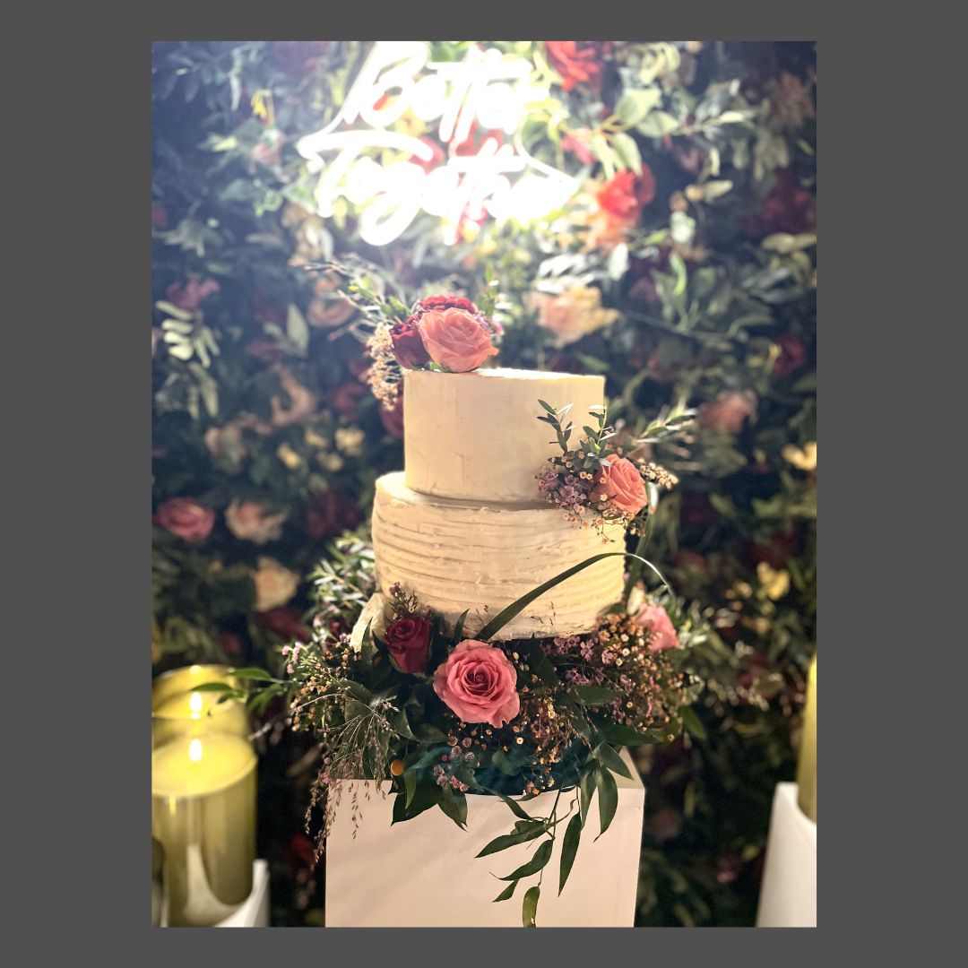 Bryllupskake, designkake, hvit kake, blomsterkake, kake, flott kake, fole festlig kake, Fole festlig Rrobua,
