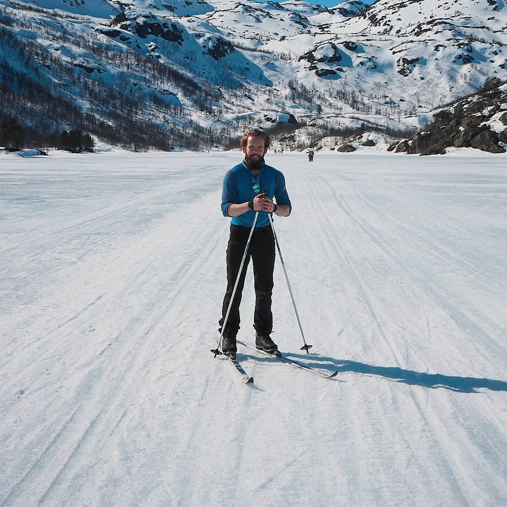Den norske skuespilleren Vegard Heggelund er på skitur i nydelig natur ved Vågslid.