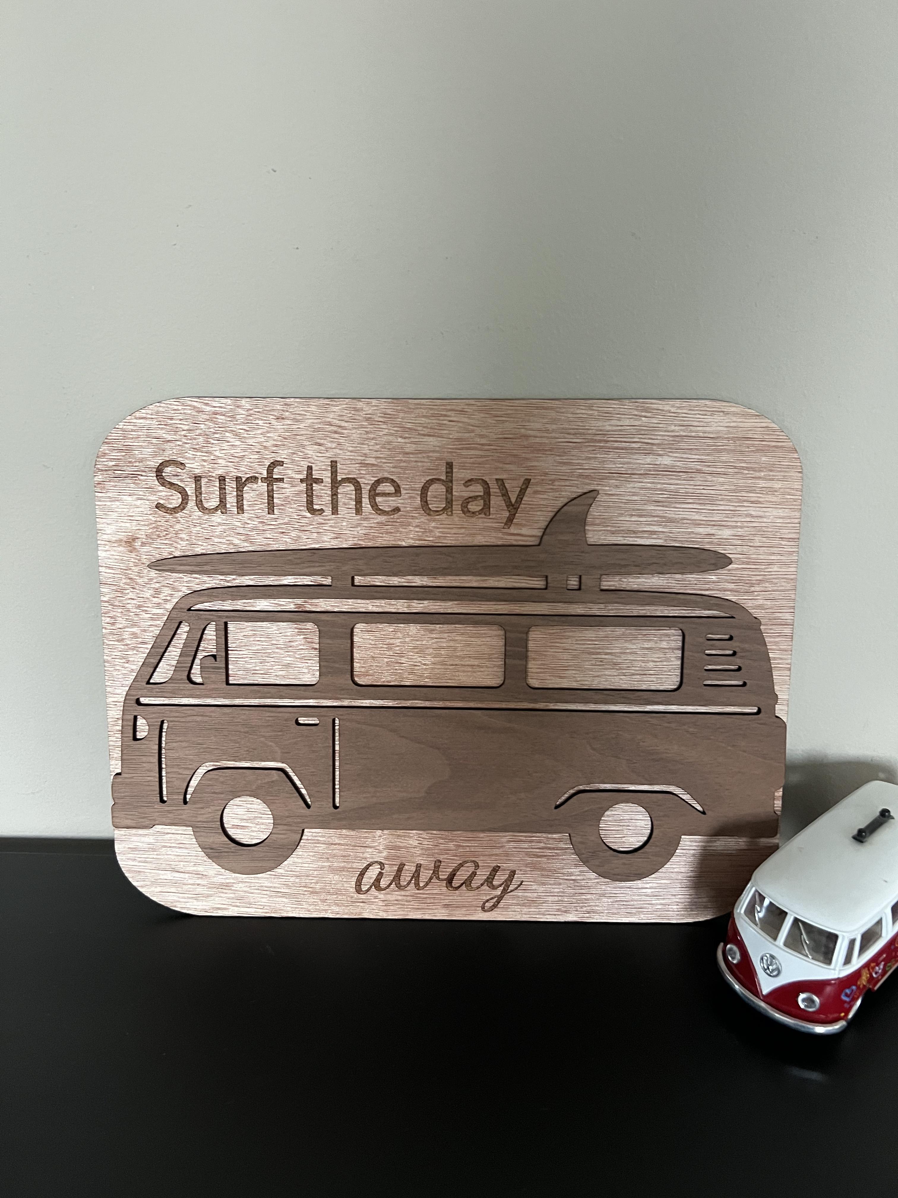 Van skilt med tekst Surf the day away