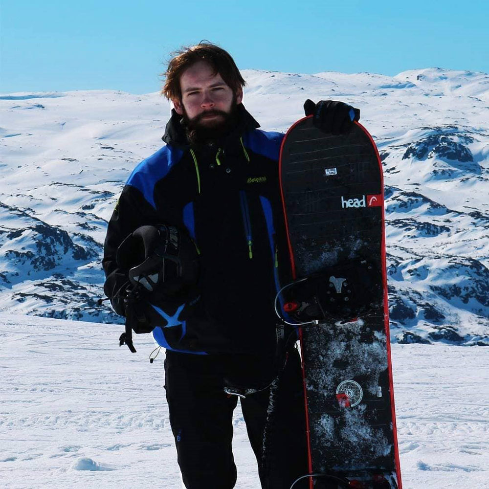 Norsk skuespiller, Vegard Heggelund står på snowboard ved haukelifjell skisenter på Vågslid.