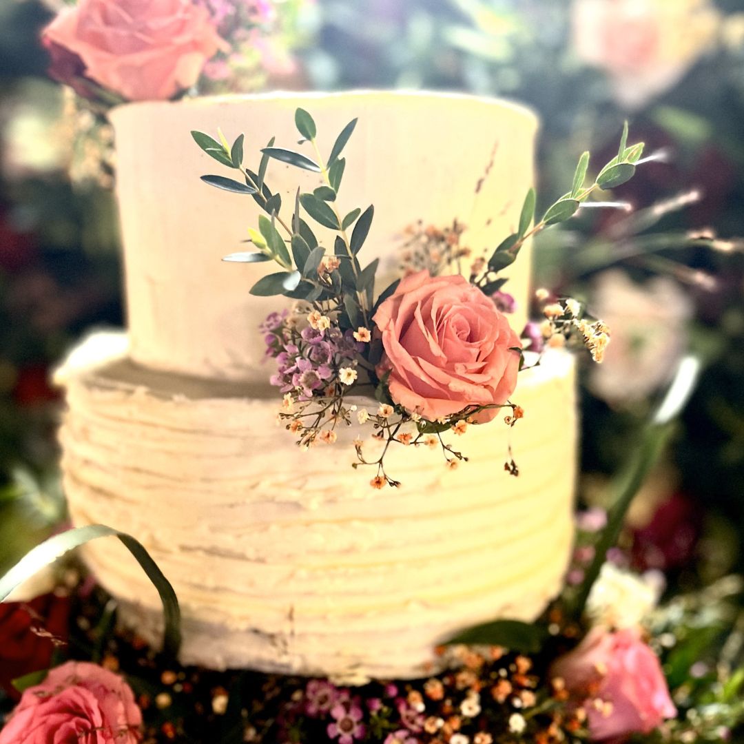 Bryllupskake, designkake, hvit kake, blomsterkake, kake, flott kake, fole festlig kake, Fole festlig Rrobua,